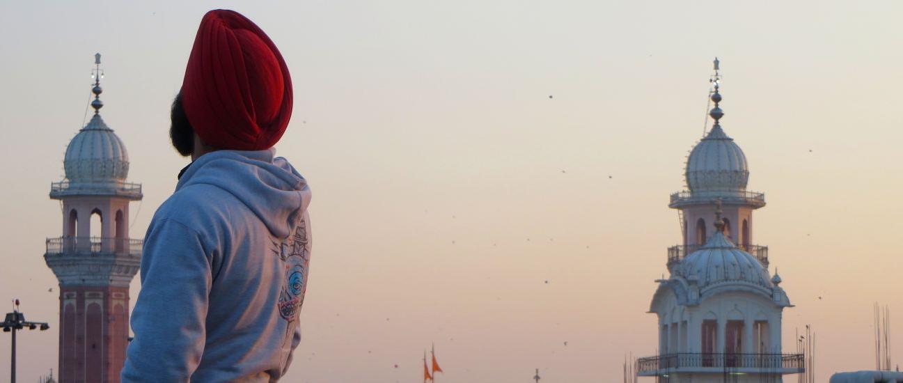 2015年印度j学期游学期间拍摄的照片. 一名学生在地标i前摆姿势...